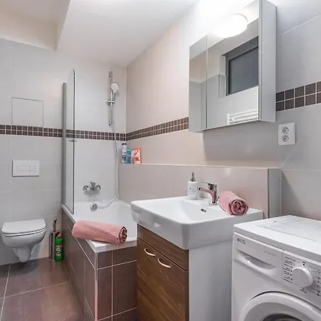 דירה Flat With Bathtub & Balcony, Only 12min Centrum, 200mb Wifi *