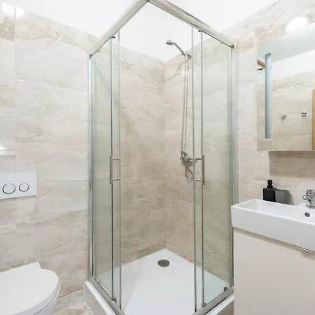Elegant 4-guest Retreat Near Old Town Apartment
