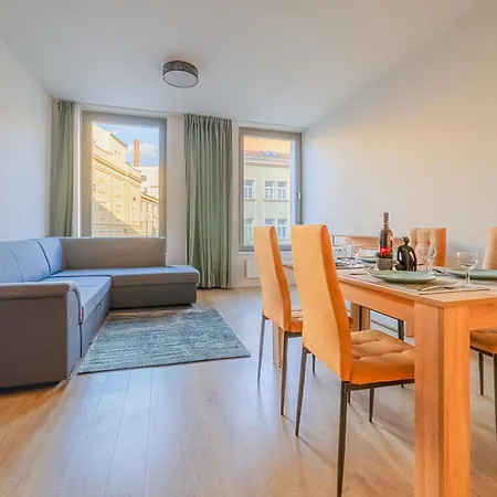 Premium Woodsy With Parking Garage By Rentez Apartment