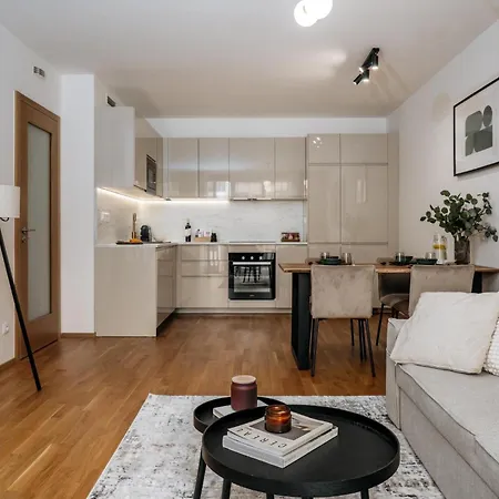 Days - 1bdr - Garage - Balcony - Great Access Apartment *