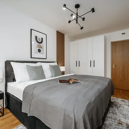 Days - 1bdr - Garage - Balcony - Great Access * Prague