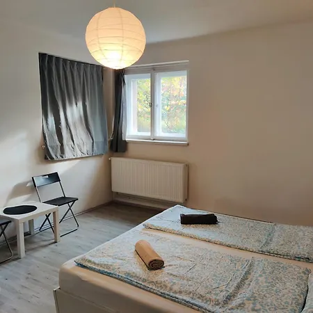 In House With Private Parking And Garden