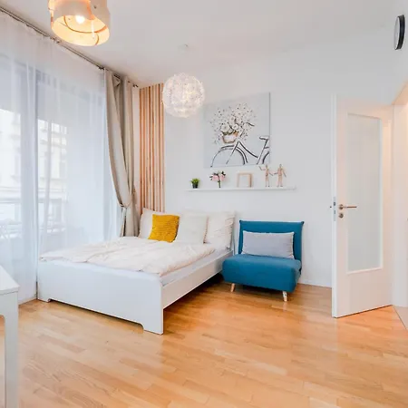 New-built Golden Luxury With Balcony Prague