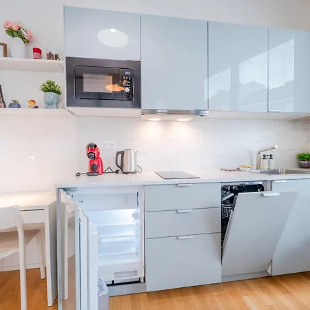 New-built Golden Luxury With Balcony Apartment *