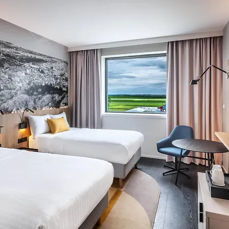 Courtyard By Marriott Airport