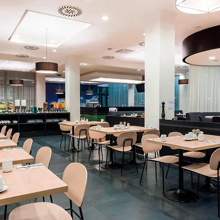 Courtyard By Marriott Airport Hotel Praga