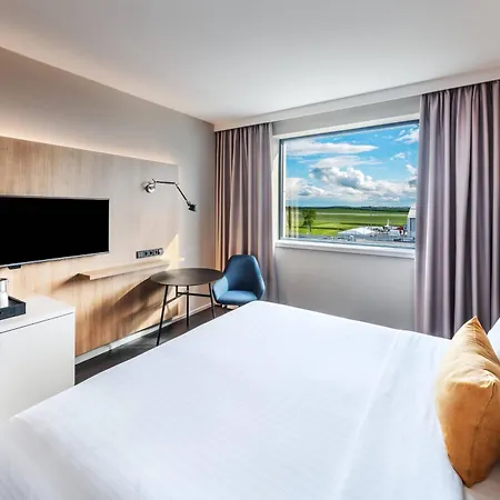 Hotel Courtyard By Marriott Airport