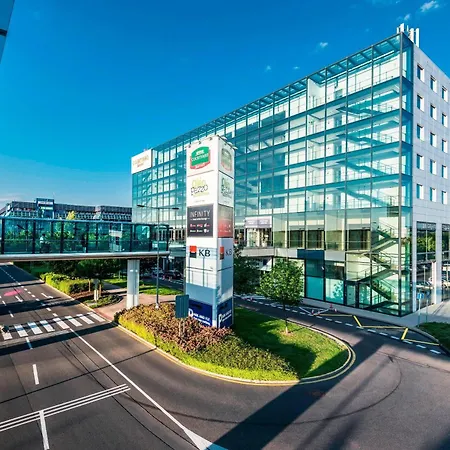 Courtyard By Marriott Airport