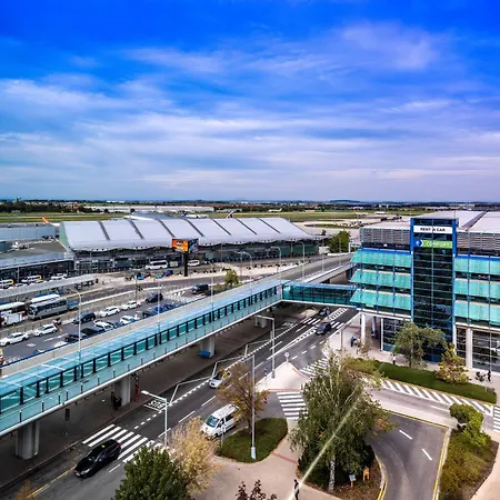 Courtyard By Marriott Airport Hotel
