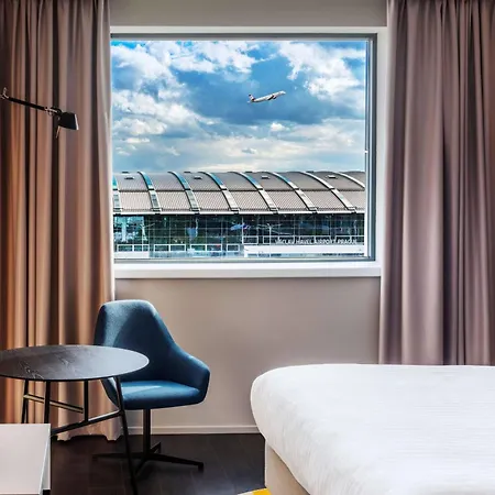 Courtyard By Marriott Airport Hotel 4*