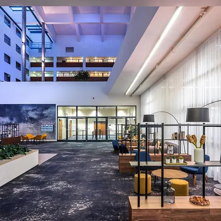 Courtyard By Marriott Airport