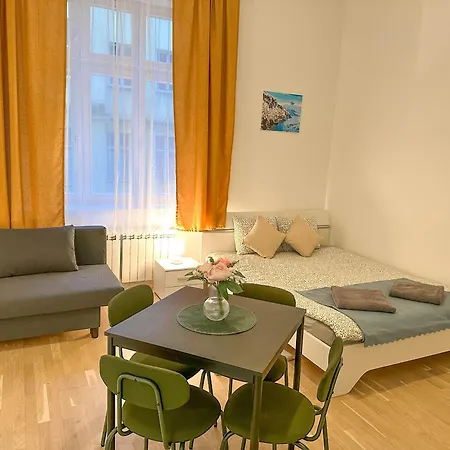 Cozy By Wenceslas Square And Main Train Station Prag