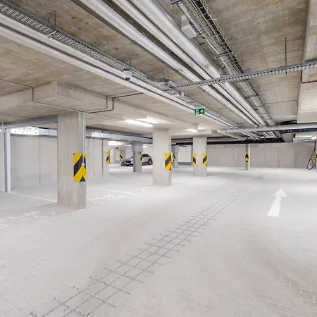 Spacious 3br - 2 Parking Spots, Full Kitchen, By Gravity Prága