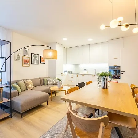 Spacious 3br - 2 Parking Spots, Full Kitchen, By Gravity Prága