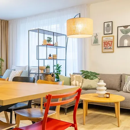 Spacious 3br - 2 Parking Spots, Full Kitchen, By Gravity * Prága