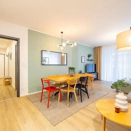 Spacious 3br - 2 Parking Spots, Full Kitchen, By Gravity Apartman Prága