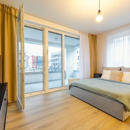 Spacious 3br - 2 Parking Spots, Full Kitchen, By Gravity * Prága