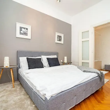 Elegant Old Town With Balcony With Free Garage Apartment Prague