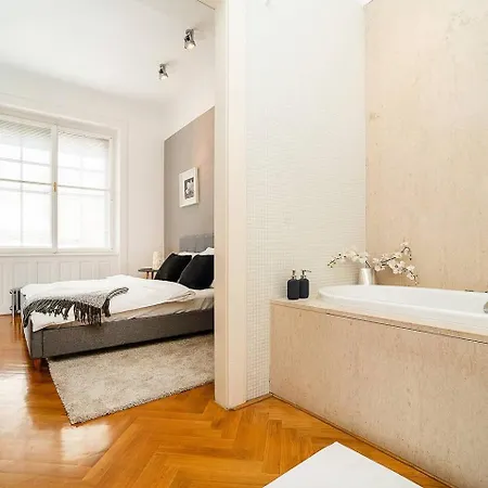 Elegant Old Town With Balcony With Free Garage *