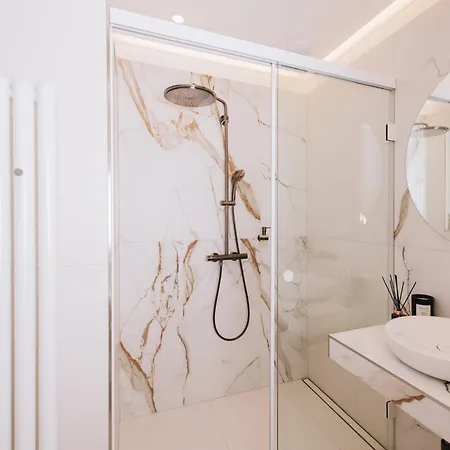 Luxury Design At Old Town Square With Air Condition Apartment