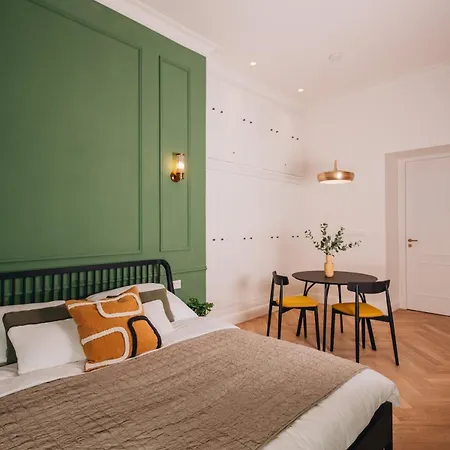 Apartment Luxury Design At Old Town Square With Air Condition