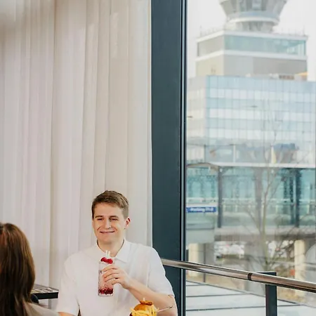 Courtyard By Marriott Airport Hotel Praga