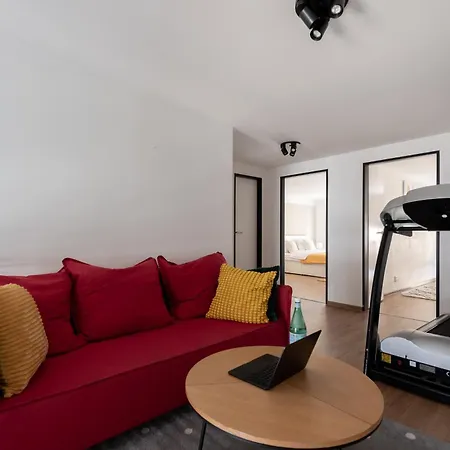 Lägenhet Deluxe With Balcony Near Center *