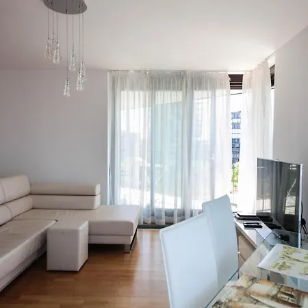 Cosy And Spacious With The View To The Garden *
