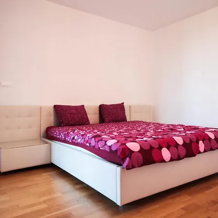 Cosy And Spacious With The View To The Garden