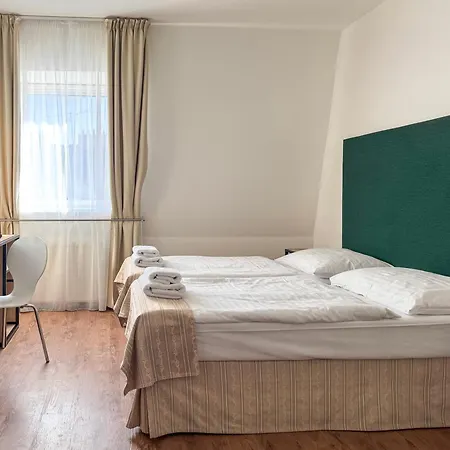 מלון Mala Strana 4*