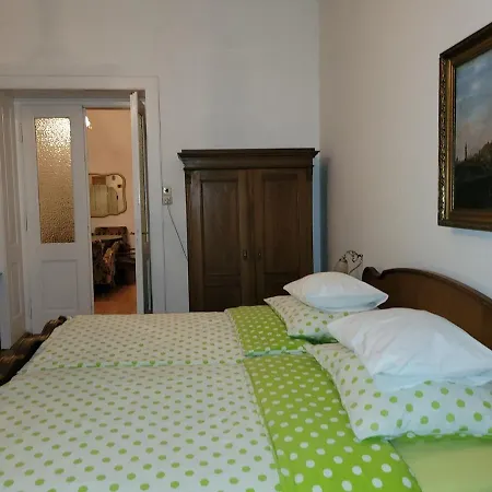 Bright 2bdr Sleeps 8 Near Center M1 Apartment