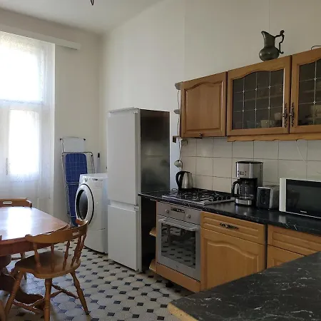Bright 2bdr Sleeps 8 Near Center M1 Apartment