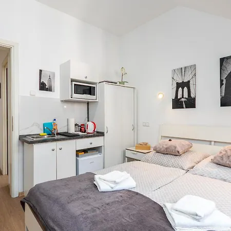 Penzion Private Retreat Close To Stations In 3