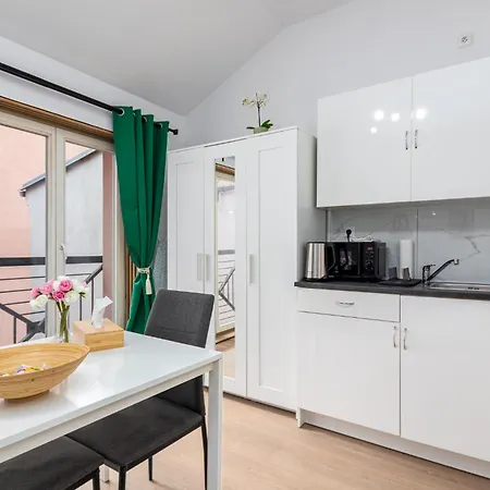 Penzion Private Retreat Close To Stations In 3 *