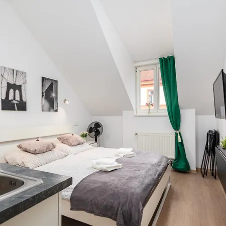 Private Retreat Close To Stations In 3 Penzion Praha