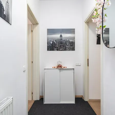 Private Retreat Close To Stations In 3 * Praha