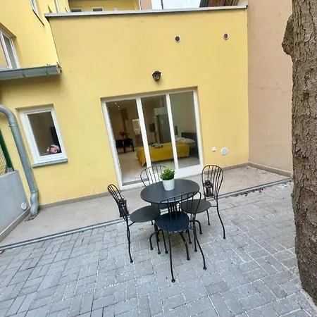 Urban Loft & Courtyard Apartment *
