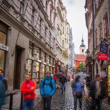 The Location In Prague, Charles Bridge & Old Town Square * Praga