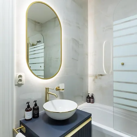 Decadent Art Deco Balcony In Old Town Appartement *