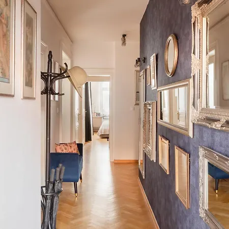 Decadent Art Deco Balcony In Old Town Appartement