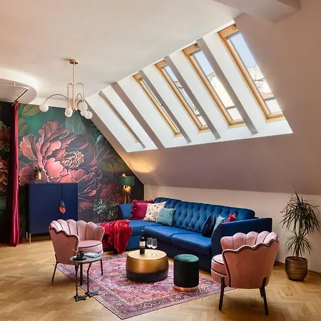 Decadent Art Deco Balcony In Old Town Appartement *