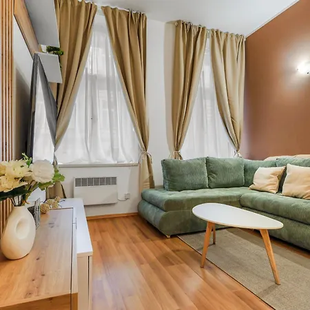 Cozy Near Center - Zizkov Apartament