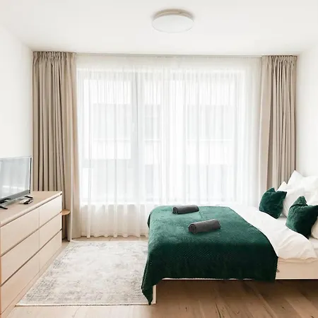 Real Living By Refa Karlin 406 Prague