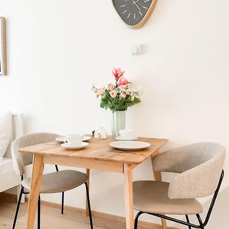 Apartment Real Living By Refa Karlin 406