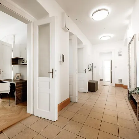 Heritage Haven Charming 3br Center شقة