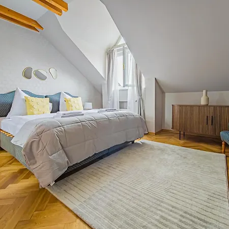 Under The Bells Of Tyn Church Apartment