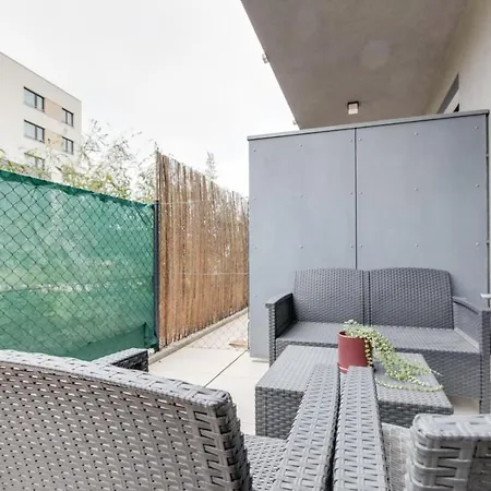 Brand-new, Equipped Near The Metro Apartmán *