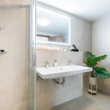 Appartement Spacious Smichov 2 Bedroom With Excellent Tram Connection