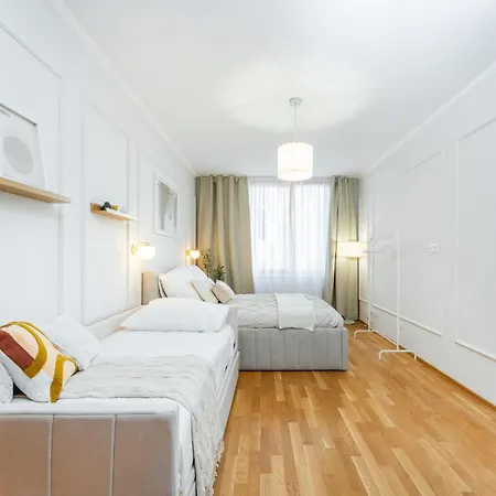 Spacious Smichov 2 Bedroom With Excellent Tram Connection Prague