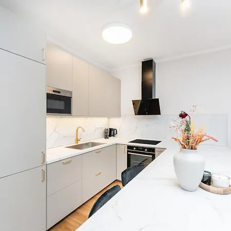 Appartement Spacious Smichov 2 Bedroom With Excellent Tram Connection *